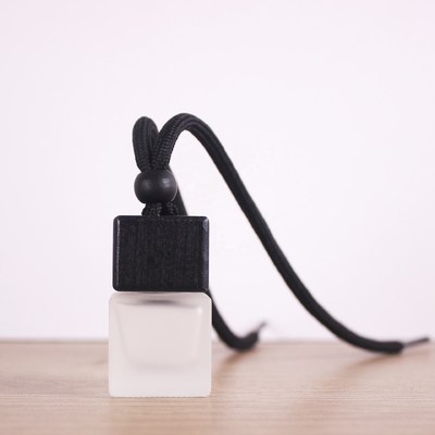 購入 凍った木製の車用香水ボトル 8ml 車用空気清浄剤 ぶら下がったボトル online manufacture